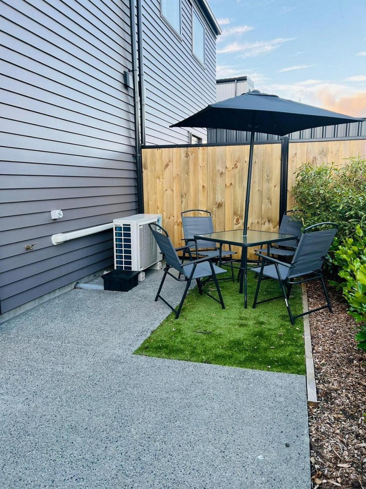 Central Modern 3-Bedroom,3- Bathroom House With Patio And Carpark- Lower Hutt City Centre 外观 照片