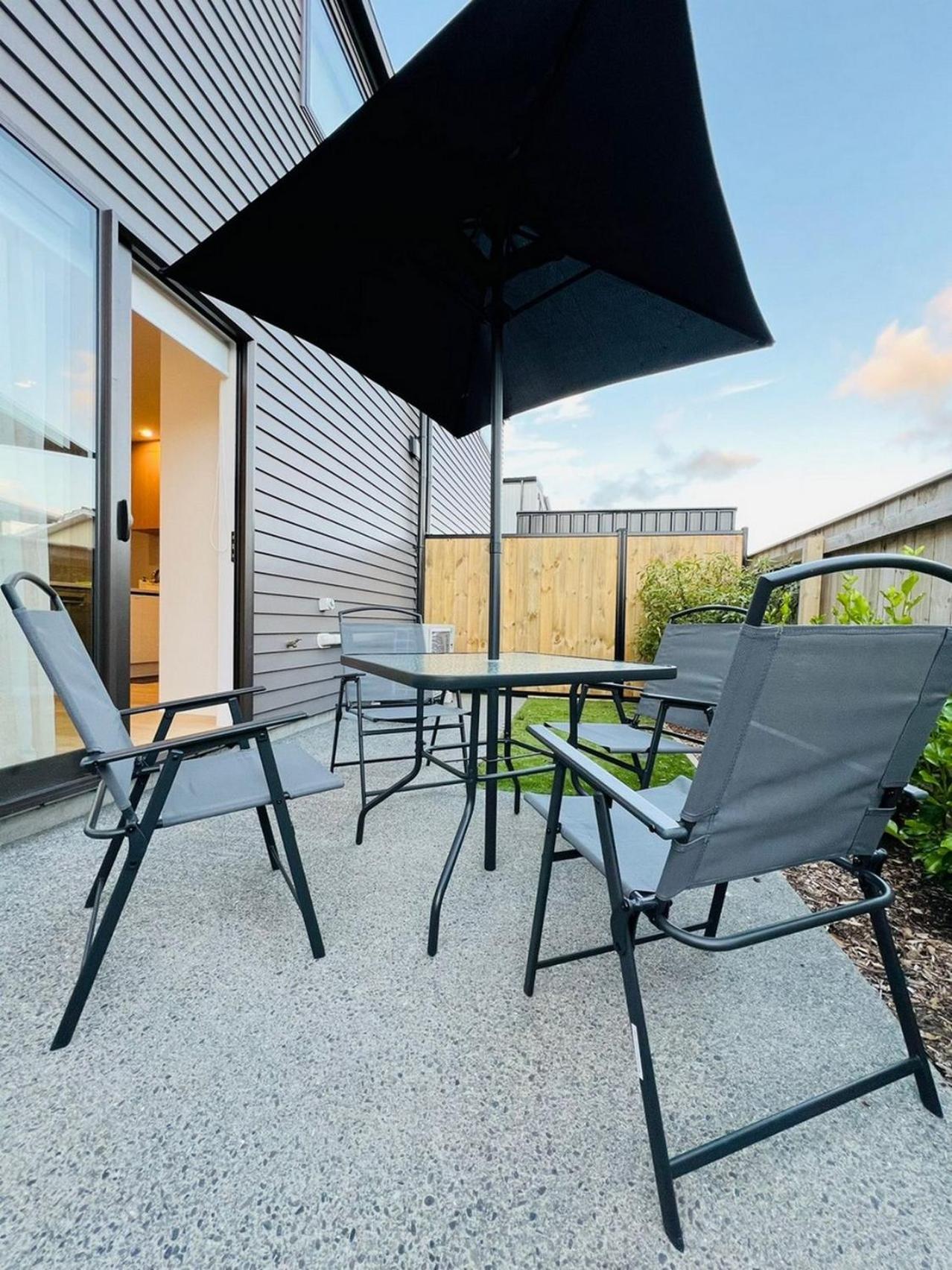 Central Modern 3-Bedroom,3- Bathroom House With Patio And Carpark- Lower Hutt City Centre 外观 照片