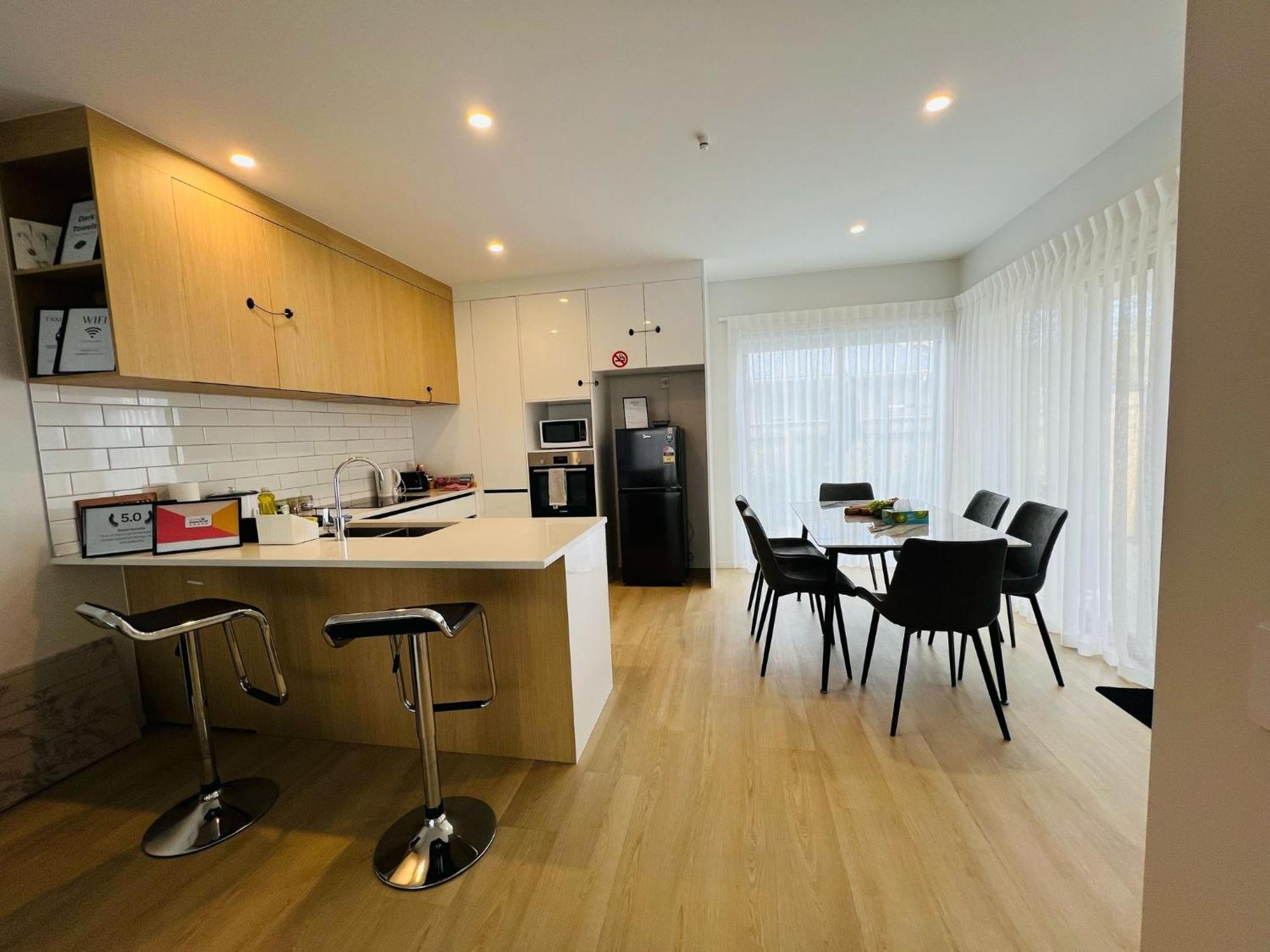 Central Modern 3-Bedroom,3- Bathroom House With Patio And Carpark- Lower Hutt City Centre 外观 照片