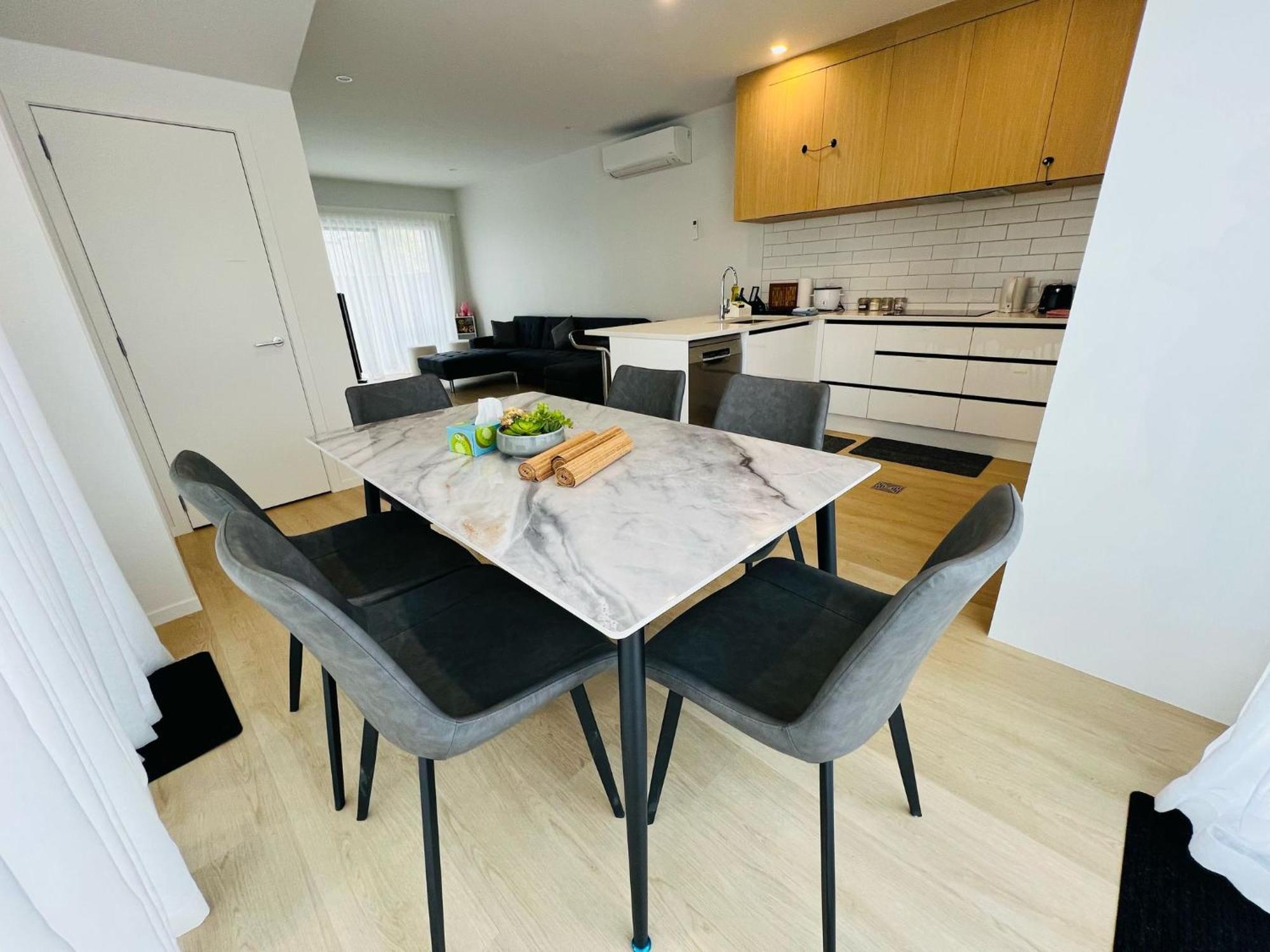 Central Modern 3-Bedroom,3- Bathroom House With Patio And Carpark- Lower Hutt City Centre 外观 照片
